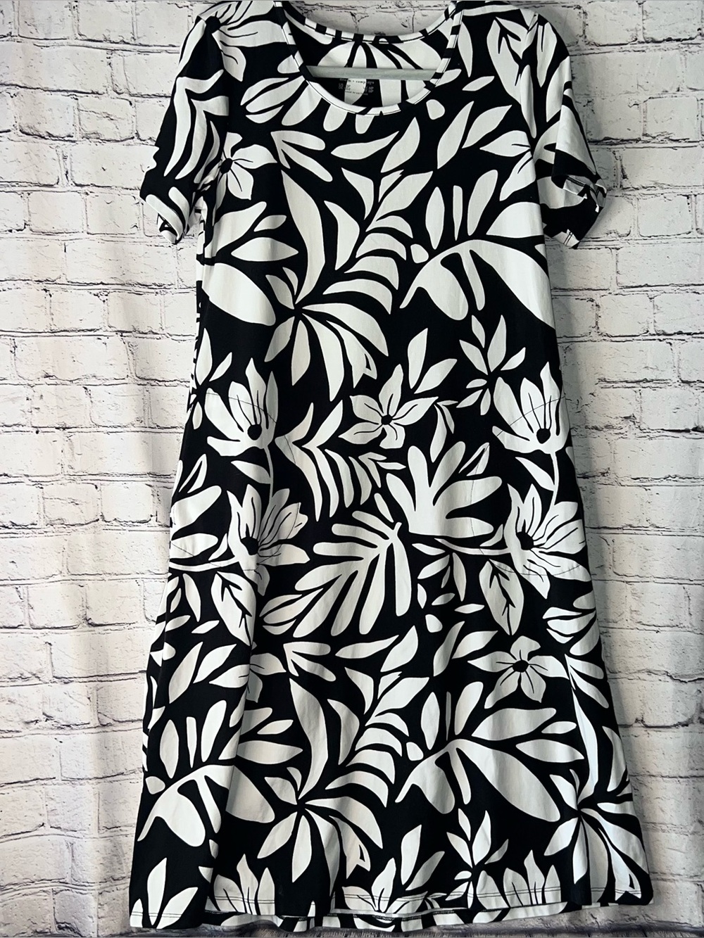 D&Co. Black and White Floral Short Sleeve Knit Midi Dress Size Small Petite - Picture 2 of 7